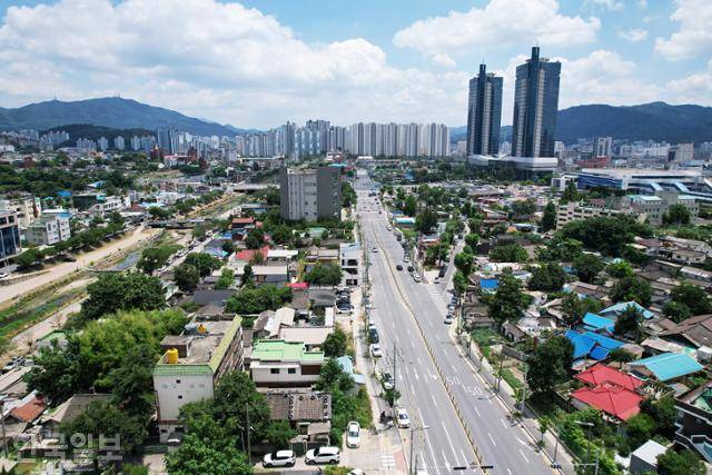 대전역 동편의 소제동 풍경. 낡고 허름한 골목에 30여 개의 복고 감성 카페와 음식점이 숨어 있다.