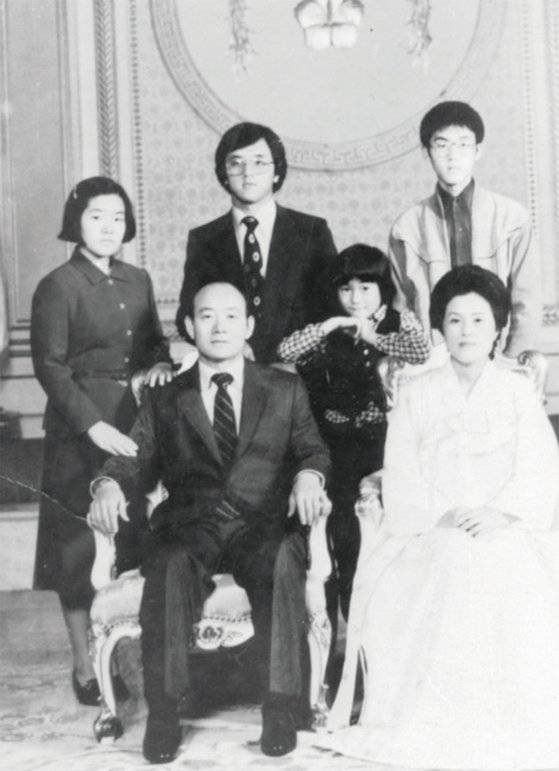5공 초기 전직 대통령 고(故) 전두환씨 일가의 청와대 가족사진. 뒷줄 왼쪽부터 효선, 재국, 재만, 재용씨.