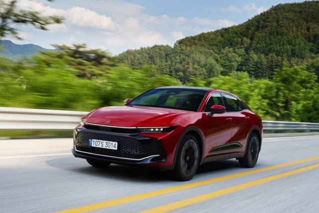 전면부에 크라운 전용 왕관 엠블럼을 넣어 세련된 인상을 구현했다. 사진 제공=한국토요타자동차