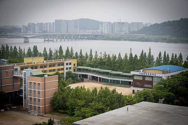 폐교된 서울염강초 너머로 한강과 가양대교가 보인다. ⓒ시사IN 박미소