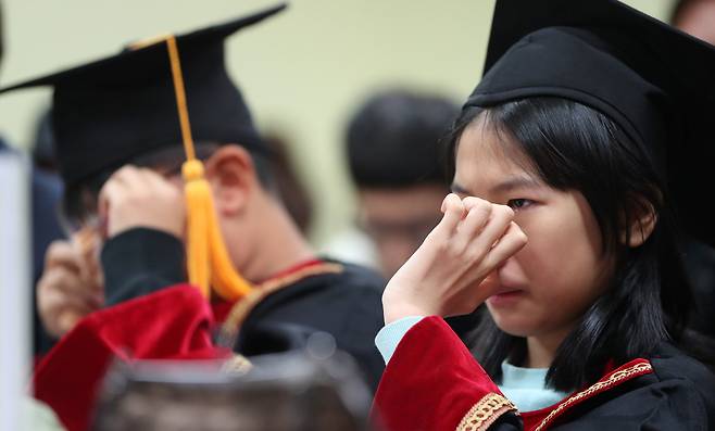 2019년 12월31일, 폐교를 앞둔 강원도 한 초등학교의 마지막 졸업생들이 눈물을 흘리고 있다. ⓒ연합뉴스