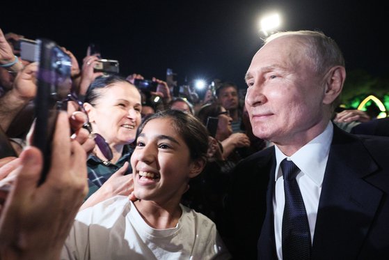 블라디미르 푸틴 대통령이 28일(현지시간) 러시아 다게스탄 자치공화국에 방문해 시민들과 기념 사진을 찍고 있다. 타스=연합뉴스