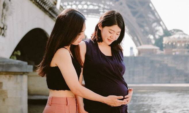 김규진(오른쪽)씨와 배우자 김세연(왼쪽)씨가 규진씨의 출산을 앞두고 만삭 사진을 촬영하고 있다. 밀럽프로젝트 @milleloveproject