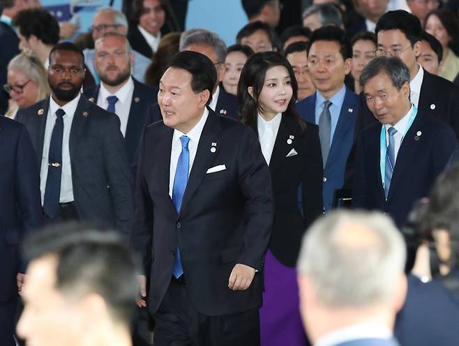 윤석열 대통령과 부인 김건희 여사가 지난 6월 21일(현지시간) 프랑스 파리 이시레물리노의 한 스포츠센터에서 열린 2030 부산세계박람회 공식 리셉션에 입장하고 있다. / 연합뉴스