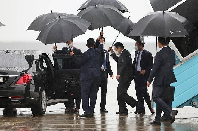 2022년 8월 31일 제7차 비상경제 민생회의 참석을 위해 부산 김해국제공항에 도착한 윤석열 대통령이 차량으로 이동하고 있다. /대통령실제공