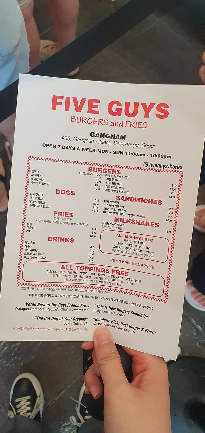 단품 버거가 모두 1만원을 훌쩍 넘는다. 치즈버거와 작은 감자튀김, 밀크쉐이크를 먹으면 3만700원이 나온다.