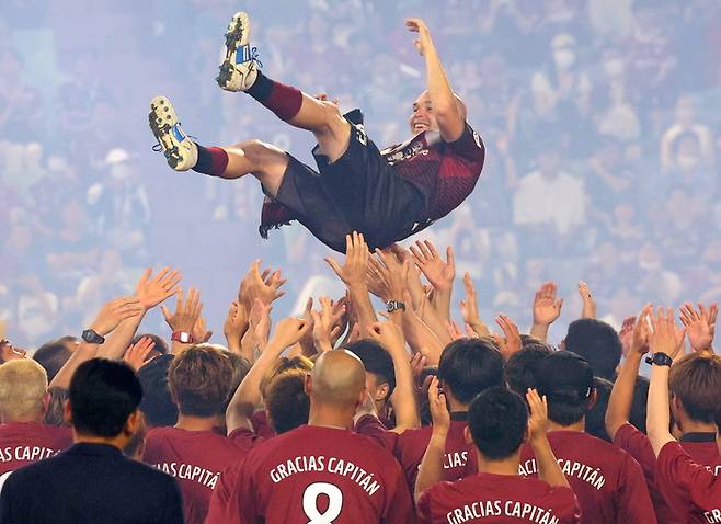 스페인 축구스타 안드레스 이니에스타가 1일 홈구장인 고베 노에비어 스타디움에서 열린 콘사도레 삿포로와 J리그1 19라운드 경기에서 비셀 고베 선수로 고별전을 치른 뒤 동료에게 헹가래를 받고 있다. 고베 | EPA연합뉴스