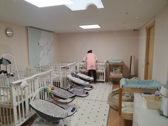 지난 6일 서울 관악구 신림동 위기 영아 긴급보호센터(재단법인 주사랑공동체 운영)에서 베이비박스를 통해 들어온 아이들을 관계자가 살펴보고 있다. 나운채 기자