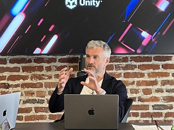 클라이브 다우니 수석부사장 (샌프란시스코=연합뉴스) 김태종 특파원 = 글로벌 게임 엔진 기업인 유니티의 클라이브 다우니 수석부사장이 지난 29일 미 샌프란시스코 유니티 본사에서 인터뷰를 하고 있다. 2023. 7. 2. photo@yna.co.kr