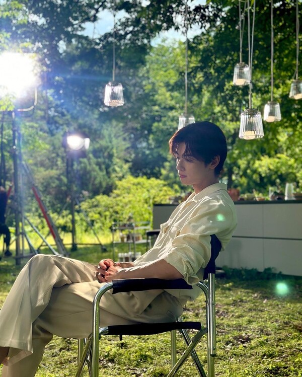 Singer and actress Cha Eun-woo has released a thrilling visual.Cha Eun-woo posted several photos on his SNS on the 4th.The photo shows Cha Eun-woo sitting on a chair in the grass and looking somewhere.He showcased his relaxed look with an ivory shirt and beige trousers.Underneath the rolled-up shirt sleeves, a clear tendon was revealed, showing off her sexy charm.Meanwhile, Cha Eun-woo will star in the new drama Wonderful World.