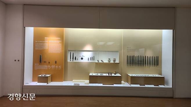 전북지역에서 확인된 초기철기시대 유적을 상설전시중인 국립전주박물관. 완주 갈동 유적에서 출토된 거푸집과 고운무늬거울 등 2건의 보물이 출품되어 있다.