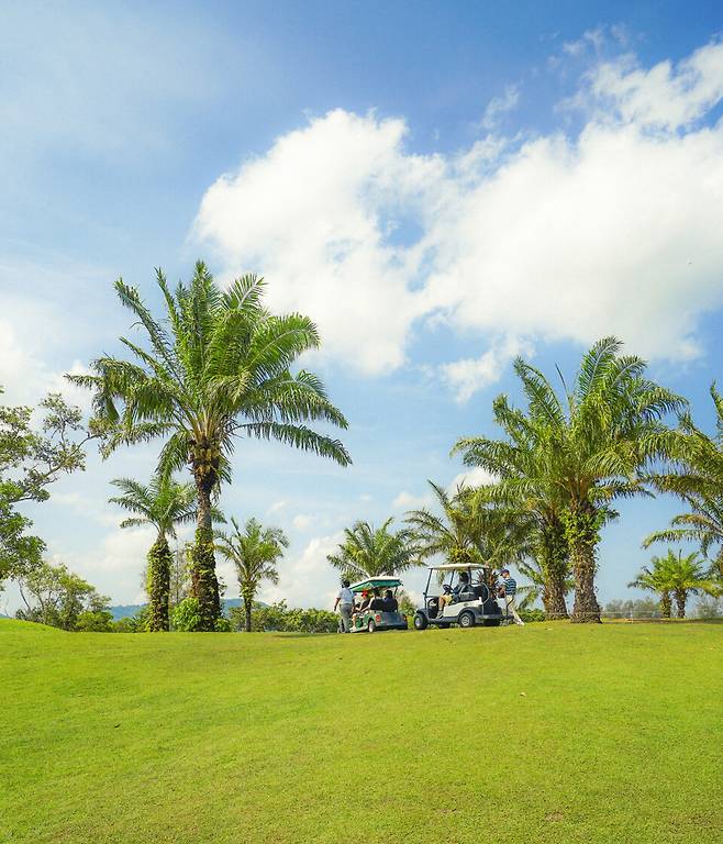 첫 도전을 응원하듯 맑은 하늘의 라구나 골프 푸껫