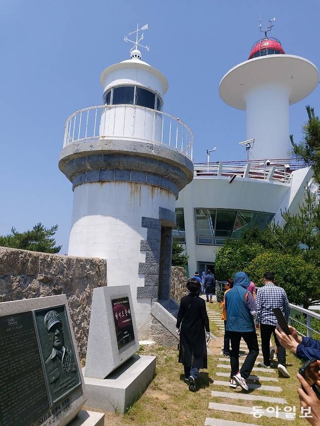 1903년 세워진 우리나라 최초의 팔미도 등대(왼쪽), 100주년인 2003년 퇴역했다. 인천상륙작전 때는 상륙함대가 진입하는 비어수로를 비췄다. 우측은 신축 등대. 구자룡 화정평화재단 21세기평화연구소장
