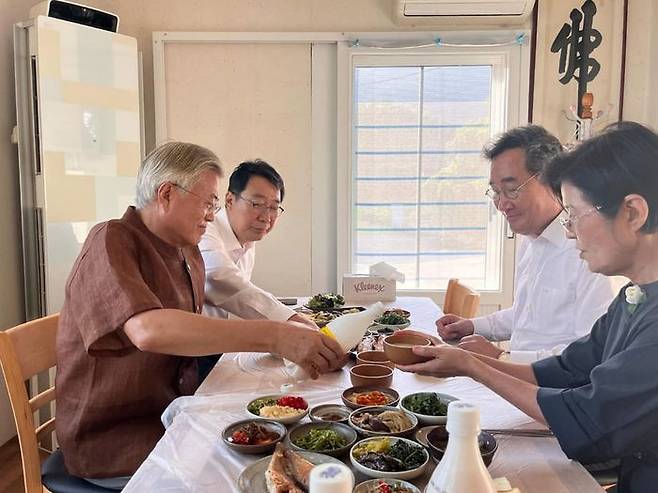 이낙연 더불어민주당 전 대표가 부인 김숙희 여사와 함께 5일 양산 평산마을을 찾아 문재인 전 대통령을 예방한 사진을 자신의 SNS에 공개했다. ⓒ뉴시스