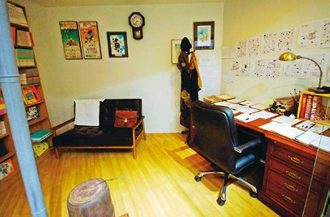 2층 전시실에 김수정 작가의 방을 재현했다.