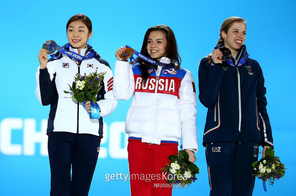 지난 2014년 소치 동계 올림픽 피겨스테이팅 여자 싱글에서 은메달을 차지한 김연아(왼쪽)와 판정 논란 속 금메달을 목에 건 아델리나 소트니코바(가운데). 사진=게티이미지
