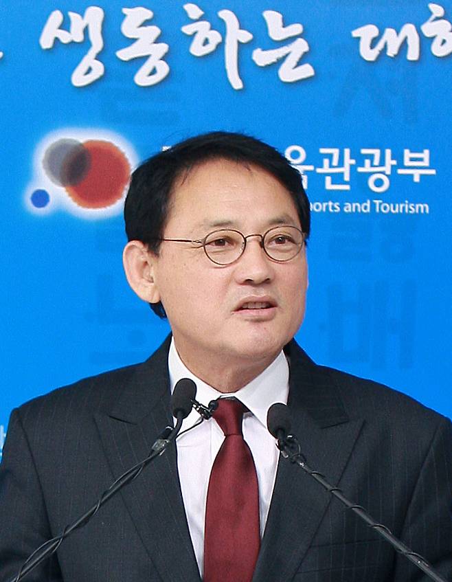 유인촌 전 문화체육관광부 장관이 장관 때인 2010년 11월 브리핑을 하고 있다. 윤석열 대통령은 6일 유 전 장관을 대통령 문화체육특별보좌관에 임명했다. 연합뉴스