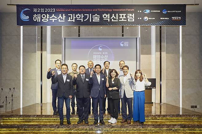 오운열 해양수산과학기술진흥원 원장(앞줄 왼쪽 셋째)과 김종성 서울대 지구환경과학부 교수(뒷줄 왼쪽 셋째) 등 전문가들이 지난 3일 서울대 호암교수회관에서 열린 '제2회 해양수산 과학기술 혁신포럼'에서 기념촬영을 하고 있다. 해양수산과학기술진흥원