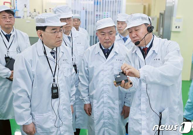 이창양 산업통상자원부 장관이 경남 창원시 반도체 소부장 기업인 해성DS 창원사업장을 방문, 조병학 대표로 부터 회사 운영현황 및 애로사항을 청취한 후 반도체 기판 생산시설 등을 둘러보고 현장 근무자들을 격려했다. (산업통상자원부 제공)2023.5.15/뉴스1