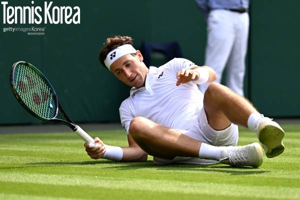 랠리 도중 미끄러져 넘어진 루드