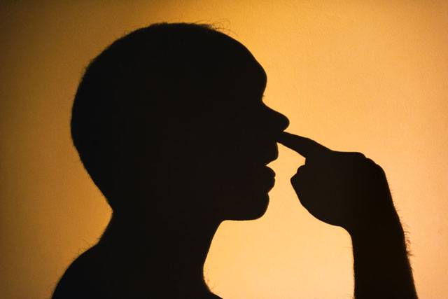 코딱지가 거무스름한 초록색이라면 위축성비염을 의심해볼 수 있다./사진=게티이미지뱅크