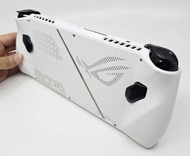 본체 후면에 사용자가 직접 기능을 지정할 수 있는 M1/M2 버튼을 달았다