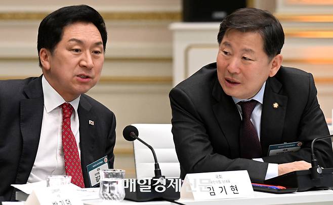 국민의힘 김기현 대표(왼쪽)와 이철규 사무총장