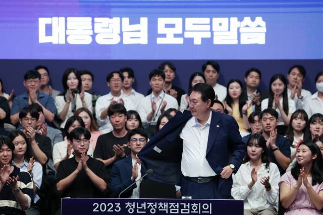 ▲윤석열 대통령이 6일 서울 서초구 플로팅아일랜드 컨벤션홀에서 열린 청년정책 점검회의에서 발언하기 전 겉옷을 벗고 있다. ⓒ연합뉴스