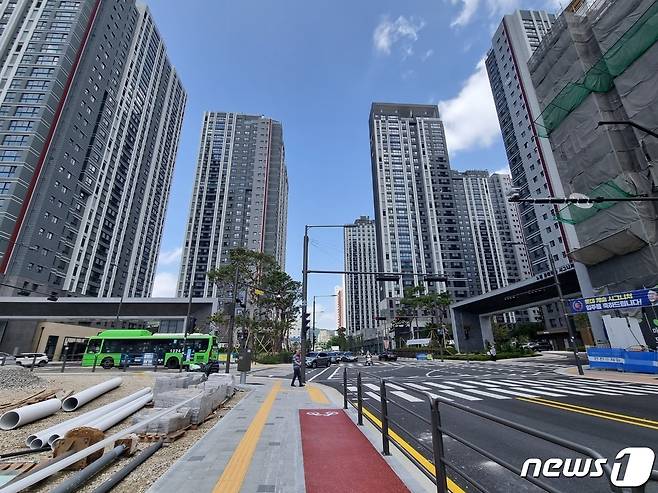 지난 6월 28일 준공승인을 받고 이튿날부터 입주를 시작한 서울 노원구 상계동의 한 신축아파트가 '사기 분양' 논란에 휘말렸다. 10개동 대단지로 소개했는데, 실제론 도로를 사이에 두고 4개동과 6개동으로 분리됐다는 것이다. 2023. 7. 5/뉴스1 ⓒ News1 최서윤 기자