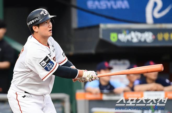 한화 주전 포수 최재훈은 최근 타격감이 좋아지고 출루가 늘면서 출루율 3위까지 올라갔다. 지난 6일 롯데전 2회말 우중 2루타를 터리고 있는 최재훈. 대전=최문영 기자deer@sportschosun.com