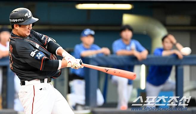 최재훈이 7월 1일 대구 삼성전 4회초 2사 1,2루에서 1타점 역전타를 치고 있다. 대구=허상욱 기자 wook@sportschosun.com