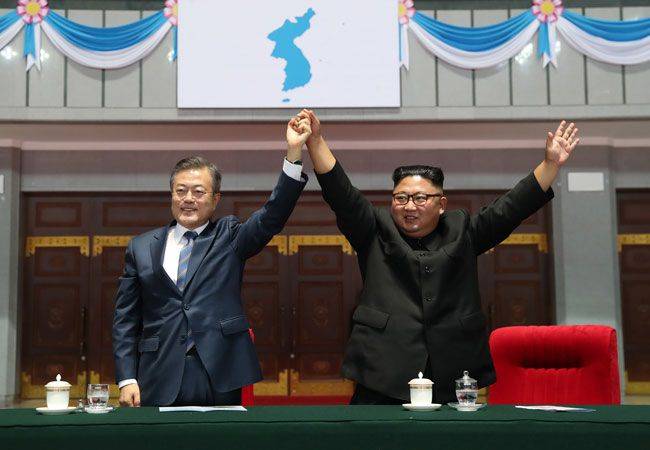 문재인 전 대통령이 2018년 9월 19일 평양 5·1 경기장에서 북한 김정은과 손잡고 있다. 그는 평양 시민들에게 자신을 ‘남쪽 대통령’이라고 소개했다./공동취재단