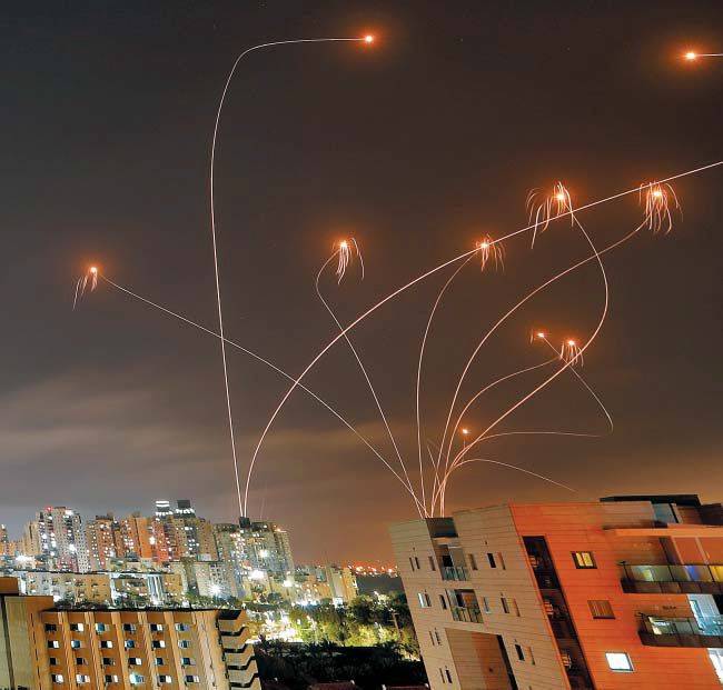 2021년 5월 10일(현지 시각) 이스라엘의 미사일 방어 시스템 ‘아이언 돔(Iron Dome)’의 요격 미사일이 팔레스타인 무장 단체 하마스가 발사한 로켓포를 가자지구 북부 상공에서 요격하고 있다./로이터 연합뉴스