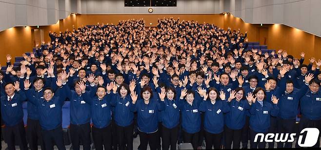 울산 북구 현대자동차문화회관 대강당에서 기술직 신입사원 입사식이 열린 가운데 현대자동차 기술직 신입사원으로 입사한 사원들이 환호와 함께 손을 흔들고 있다.(현대자동차 제공)ⓒ News1