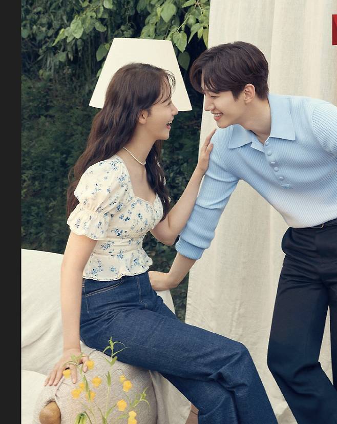 On the 10th, Netflix said on its official account, King the Lands promotional model is full of relief love. Its going on all the time.  Yes. King the Land, Netflix.#King the Land #KingtheLand and released several photos of Im Yoon-ah and Lee Joon-ho.Im Yoon-ah and Lee Joon-ho look at each other with warm eyes. The natural appearance of the two people makes me feel like a real couple.On the other hand, JTBCs Toilet Drama King the Land is a story about Lee Joon-ho, who despises laughter, and Im Yoon-ah, a smiley queen who has to laugh, in the VVIP lounge King the Land It is a drama about making a day to laugh.
