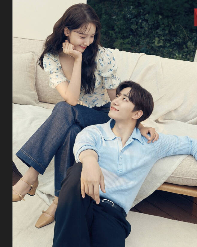 On the 10th, Netflix said on its official account, King the Lands promotional model is full of relief love. Its going on all the time.  Yes. King the Land, Netflix.#King the Land #KingtheLand and released several photos of Im Yoon-ah and Lee Joon-ho.Im Yoon-ah and Lee Joon-ho look at each other with warm eyes. The natural appearance of the two people makes me feel like a real couple.On the other hand, JTBCs Toilet Drama King the Land is a story about Lee Joon-ho, who despises laughter, and Im Yoon-ah, a smiley queen who has to laugh, in the VVIP lounge King the Land It is a drama about making a day to laugh.