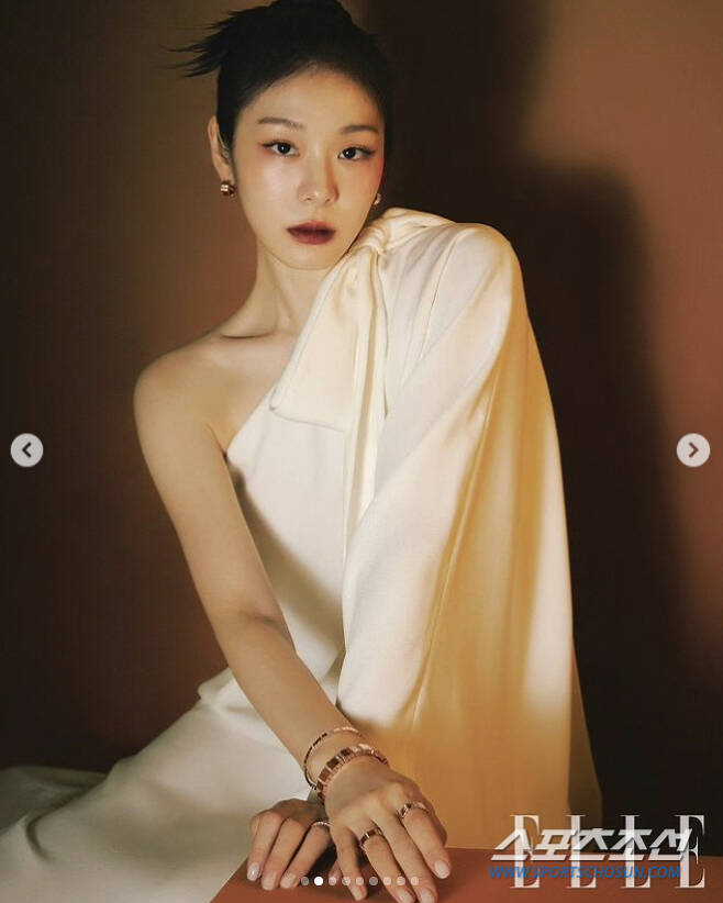 Is this what Queen Yeon-ah looks like?Femme Fatale image looks so good.On the 10th, Kim Yuna unveiled several pictures of her work with fashion magazines without any comment on her personal account.In the photo, Kim Yuna showed off her intense charm with a deep red lip. She boldly exposes the clavicle line and shoulder line, and her sexy charm is different from before.On the other hand, Kim Yuna appeared on tvN Yu Quiz on the Block on the 28th of last month and reported on the recent situation after marrying Forestella Gourim.When asked if she had regretted her retirement nine years after stepping down as queen of figure skating, Kim Yuna replied, I just felt liberated. I thought it was over.Kim Yuna said, I think I have exhausted the total amount of Exercise. After retirement, Exercise said that he did not want to see Exercise for a while, but recently he started Exercise again for treatment and health purposes.Kim Yuna said, I didnt have good physical strength in my career, and added with a smile, My last wish was that I wouldnt be out of breath, but now the person who does it like Exercise says I should be out of breath.In addition, Kim Yuna did not walk too much and bought a walking machine.