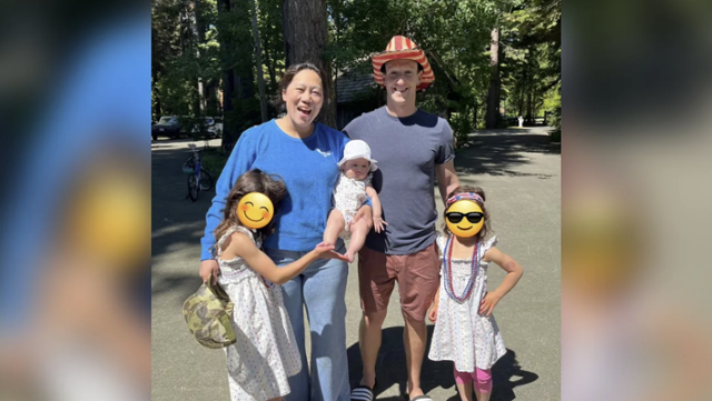 4일(현지시간) 마크 저커버그 메타 최고경영자(CEO)가 자신의 사회관계망서비스(SNS) 인스타그램에 올린 가족사진. 첫째, 둘째 딸의 얼굴을 이모티콘으로 가렸다. 저커버그 인스타그램 캡처