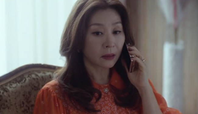 Choi Myeong-Gil was angry with Yoon Hae-young who slept with Jasin in  ⁇ Mrs. Durian ⁇ .On the 9th TV Chosun Weekend drama  ⁇  Mrs. Five episodes were broadcast in Durian  ⁇ .jang se-mi (Yoon Hae-young) left her husband, Dan Chi-gang (Jeon No-Min) at home, and headed to the house of Shimoin Baek Doi (Choi Myeong-Gil), who tried to take care of Baek Doi, who was drunk.Jang se-mi looked at Baekdoi sleeping in bed and took off his clothes and Lady down next to him in his pajamas.Baek Doi woke up and watched jang se-mi coming out of the shower and was amazed at why you came out of there (my clothes).jang se-mi said that I was going to take a shower and take care of my first daughter-in-law.I do not know why I changed my pajamas, why I changed my pajamas, I do not have permission to touch my body without permission, I shouted, Do you hang out with me? I am embarrassed to put it in my mouth. I am going to turn around because of you. Jang se-mi reiterated that she changed her drunken mother-in-laws clothes.Jang se-mi said, Ill be honest with you. Jang se-mi sat next to Baek Doi sleeping and grabbed his hand and tried to kiss him.Jang se-mi said to Baek Doi, who is a camouflage and deceit, that he could not reveal the truth of my heart to hide his love for his mother.Since then, Baekdo has not been able to tolerate his anger, saying that he would not have kissed Jasin, he would not be a lie, he would not be a lie, he was crazy X  ⁇ , and his second daughter-in-law silver star (Han Eun-jung)On the other hand, the TV Chosun Weekend drama  ⁇  Mrs. Durian  ⁇  depicts a fantasy melody in which two women in the Joseon Dynastys two-story house become entangled with the current men in 2023 through time travel, and is broadcast every Saturday and night at 9:10 pm.