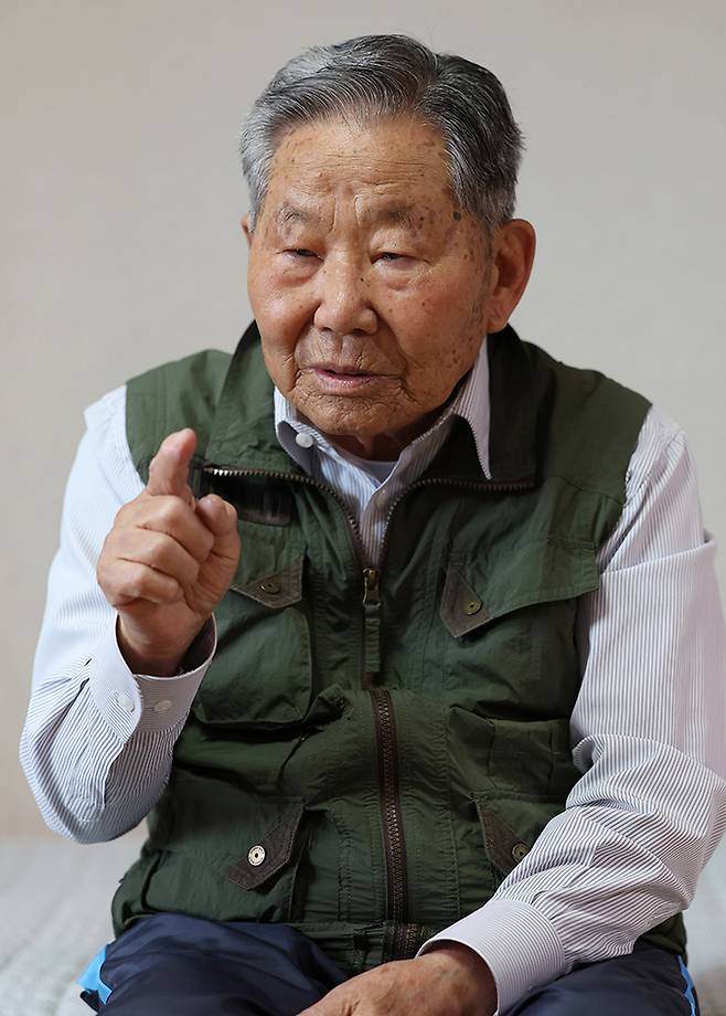 6·25전쟁 당시 미 2사단에 배속됐던 김재세(95)씨가 지난달 28일 당시 이야기를 들려주고 있다. 남정탁 기자