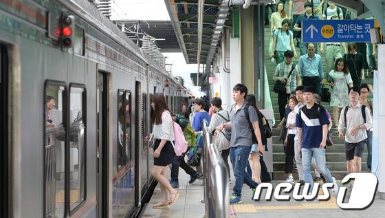 경기 시흥시 정왕동 오이도역에서 시민들이 당고개역 급행열차를 타기 위해 이동하고 있다.(사진은 기사 내용과 무관함) / 뉴스1 ⓒ News1