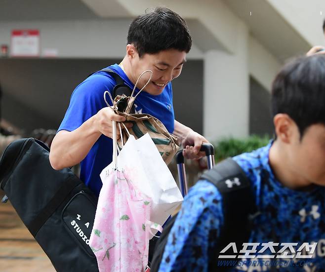 11일 광주 기아챔피언스필드에서 열리는 삼성과 KIA의 경기를 앞두고 류지혁이 경기장에 도착했다. KIA팬들이 건넨 선물을 든 류지혁이이 미소짓고 있다. 광주=정재근 기자 cjg@sportschosun.com/2023.7.11/