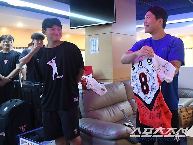 11일 광주 기아챔피언스필드에서 열리는 삼성과 KIA의 경기를 앞두고 류지혁이 친정팀 KIA 라커룸을 찾았다. 김도영의 선물을 받은 류지혁. 광주=정재근 기자 cjg@sportschosun.com/2023.7.11/