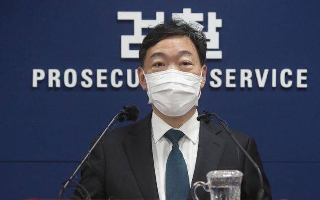 김오수 검찰총장이 지난해 4월 13일 오후 서울 서초구 대검찰청에서 기자간담회를 열고 더불어민주당이 입법 예고한 '검수완박'(검찰 수사권 완전 박탈)과 관련 반대 의견에 대한 설명하고 있다. ⓒ뉴시스