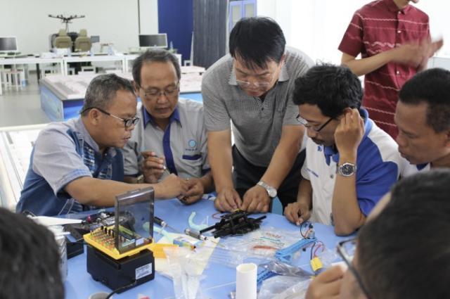 2019년 9월 인도네시아 자바섬 동부 포노로고 루반 공방에서 공방과 중국 톈진 동일 직업교육센터학교 교사들이 드론 기술에 대해 토의하고 있다. 톈진시 제공