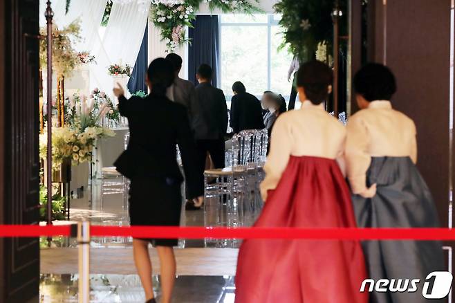 (서울=뉴스1) 황기선 기자 = 3일 서울의 한 결혼식장에서 하객들이 식장으로 들어서고 있다. 2021.10.3/뉴스1
