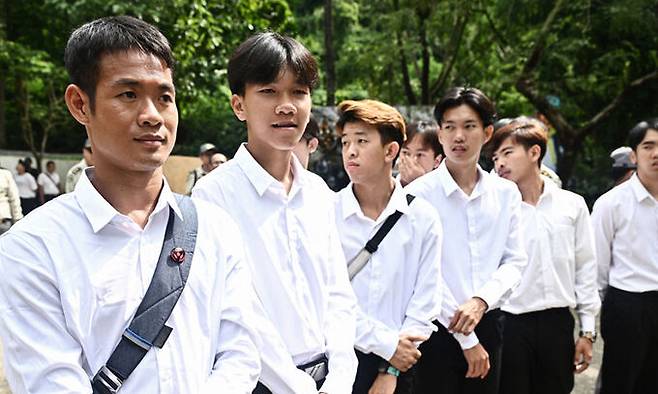 2018년 7월 태국 탐 루엉 동굴에서 생환했던 선수들이 10일 생환 5주년 기념식에 참석해 경건한 표정을 짓고 있다. 치앙라이=AFP연합뉴스