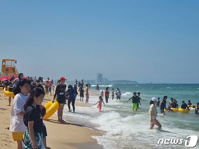 1일 개장한 강원 강릉 경포해수욕장을 방문한 피서객들이 물놀이를 즐기고 있다. 이날 개장한 경포해수욕장은 8월 20일까지 운영된다. 2023.7.1/뉴스1 ⓒ News1 윤왕근 기자