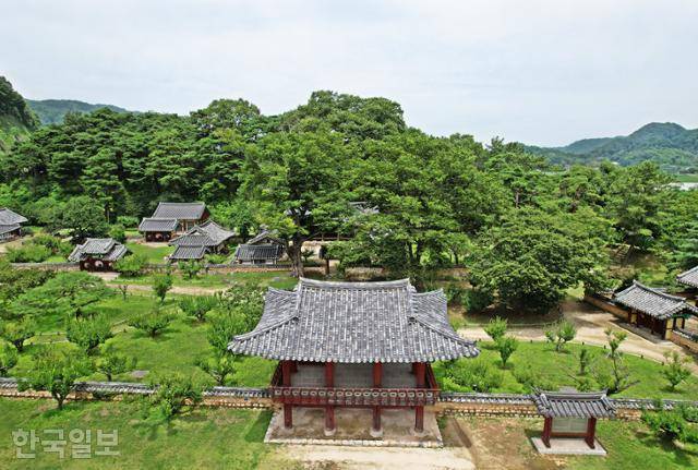 성주 수륜면의 회연서원. 제자들이 스승 정구를 기리기 위해 설립했다. 서원 뒤편 언덕이 무흘구곡 제1곡 봉비암이다.