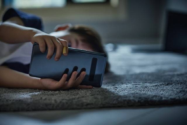 보호자는 아이가 폐쇄된 공간에서 혼자 스마트폰을 이용하지 않도록 환경을 조성하고, 통제력을 키울 수 있게 사용습관을 지도해야 한다. /게티이미지뱅크